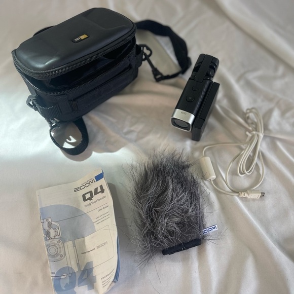 Zoom Q4 Handy Video Camera Recorder 1080p New In Case - Picture 2 of 8
